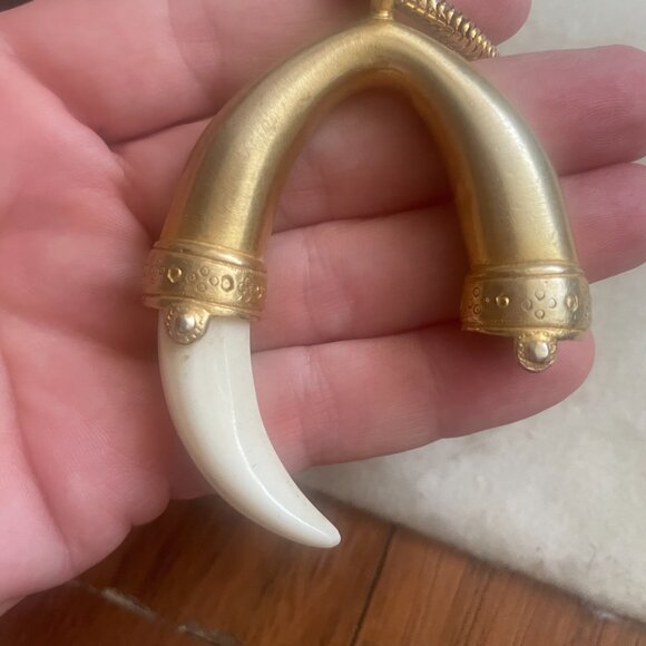 Vintage Kenneth Jay Lane RARE lucite tusk gold-tone spring bracelet - Picture 8 of 9